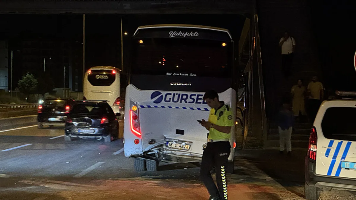Bursa’da otomobil işçi servisine çarptı: 6 kişi yaralandı Bursa’da otomobil işçi servisine çarptı: 6 kişi yaralandı