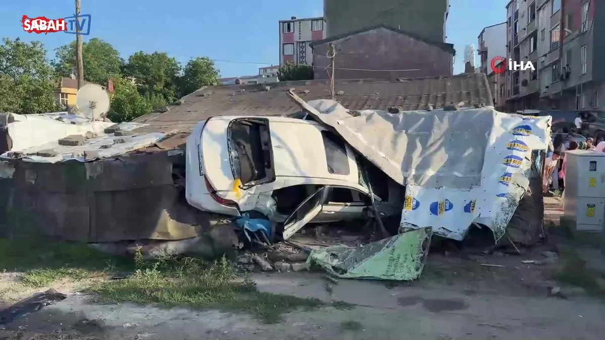 Arnavutköy’de kontrolden çıkan otomobil eve daldı: 5 yaralı videosunu izle Arnavutköy’de kontrolden çıkan otomobil eve daldı: 5 yaralı videosunu izle