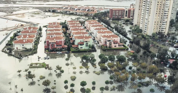 Fırtına vurdu deniz taştı
