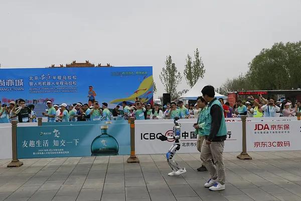 cinde-insansi-robotlar-yari-maratonda-insanlarla-birlikte-yaristi-1745070120197.jpeg