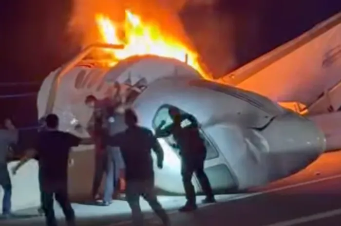 1781691566382.png Otoyolda korku dolu anlar: Düşen uçak alevlere teslim oldu