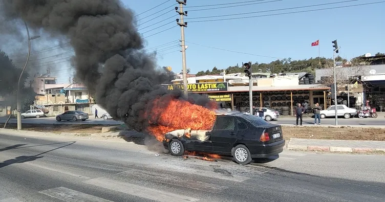 Tarsus’ta seyir halindeki otomobil yandı