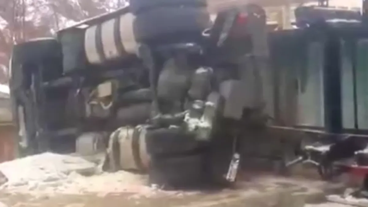 Bingöl’de yürekler ağza geldi: Doğalgaz taşıyan TIR devrildi! Bingöl’de yürekler ağza geldi: Doğalgaz taşıyan TIR devrildi!