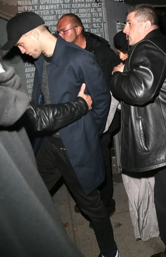 Robert Pattinson ve sevgili FKA Twigs y&#252;z&#252;n&#252; gizledi
