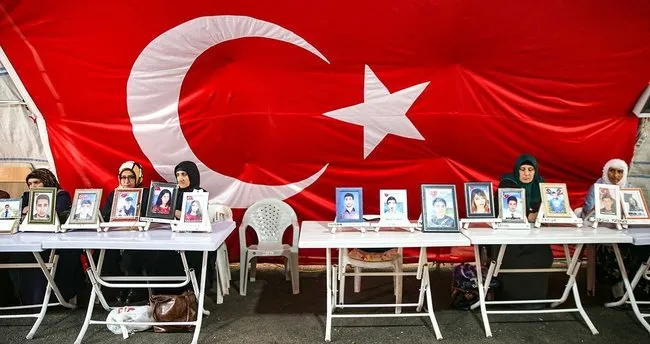 Vanlı aileler HDP İl Başkanlığı önündeki eylemlerini sürdürdü Vanlı aileler HDP İl Başkanlığı önündeki eylemlerini sürdürdü