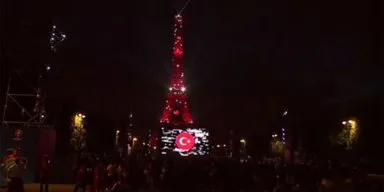 Tarihi görüntüler! Eyfel kırmızı-beyaza büründü