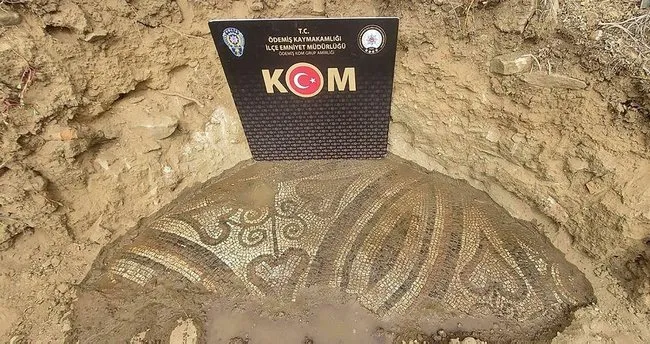 İzmir'de 2 bin yıllık mozaik ele geçirildi! 1 gözaltı