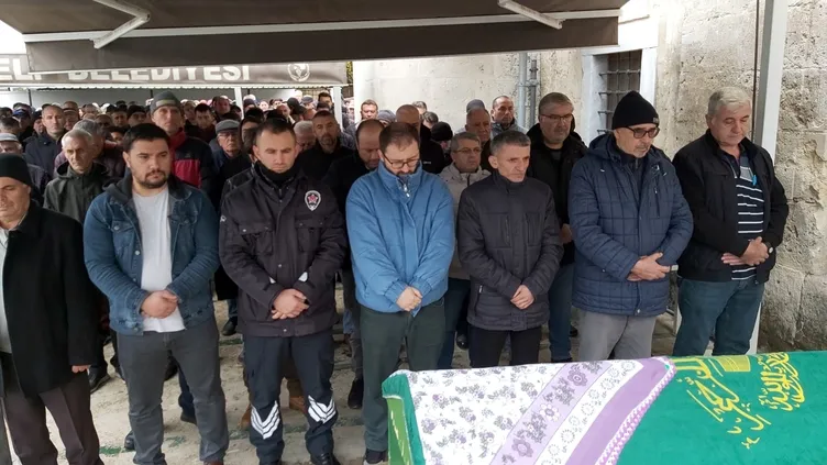 Kocası tarafından baltayla katledilen Aysel Çetin yakınlarının gözyaşlarıyla son yolculuğuna uğurlandı!