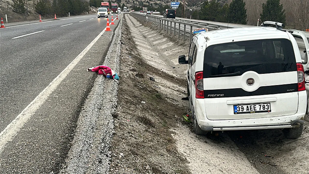Hafif ticari araç su tahliye kanalına düştü: 2’si çocuk, 3 yaralı! Hafif ticari araç su tahliye kanalına düştü: 2’si çocuk, 3 yaralı!
