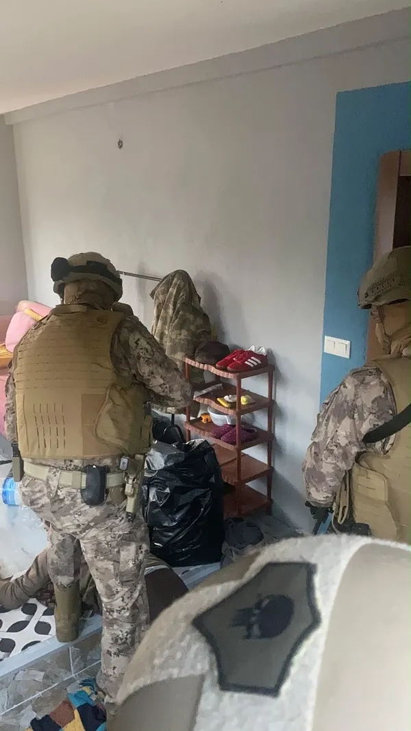 zehir-tacirlerine-safak-operasyonu-45-gozalti-1793171604635.jpg