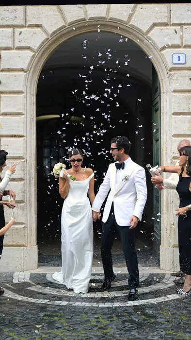 Üç kız kardeş bir arada her biri ayrı güzel Yeni gelin Pınar Deniz’in ablası Huri Deniz paylaşımlara doyamadı!