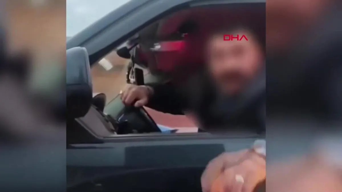 İstanbul’da tartıştığı kişinin aracının önünü kesen sürücü kamerada | Video videosunu izle İstanbul’da tartıştığı kişinin aracının önünü kesen sürücü kamerada | Video videosunu izle