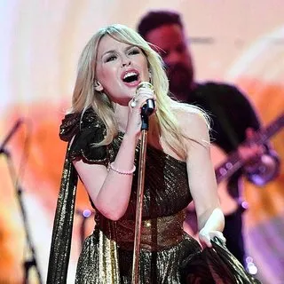 Dünyaca ünlü star Kylie Minogue sıfır makyajla klip çekti!