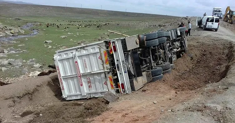 Virajı alamayan kamyonet yan yattı: İçerisindeki 50 koyun telef oldu