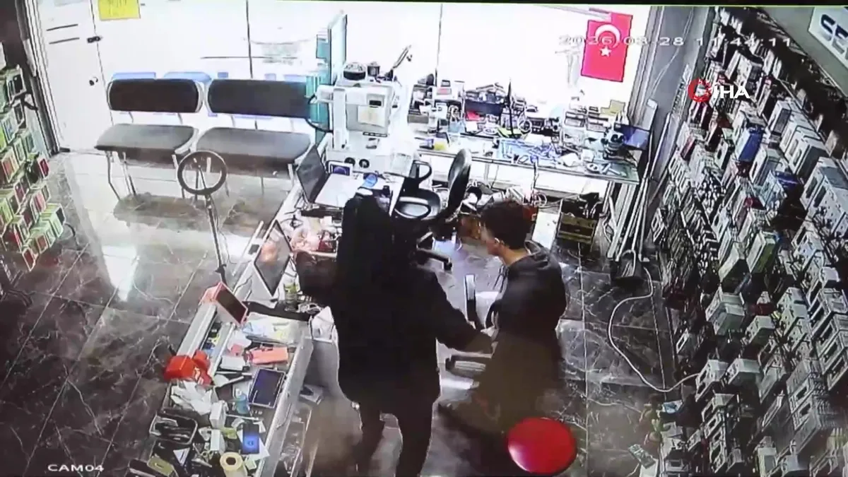 Cep telefonu bomba gibi patlayıp alev aldı | Video videosunu izle Cep telefonu bomba gibi patlayıp alev aldı | Video videosunu izle