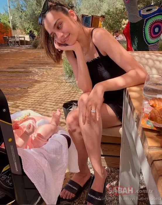Mesut Özil Küçük prensesim dediği kızı ile tatil pozu paylaştı! Mesut Özil’i kıskanan Amine Gülşe de kızı Eda ile aynı pozu verdi!