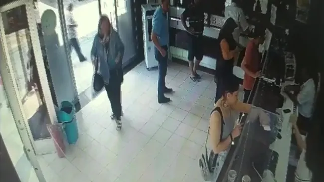 altin-disli-sahte-savci-yasli-kadini-oyle-bir-dolandirdi-ki-magdur-solugu-karakolda-aldi-1656056330804.jpg