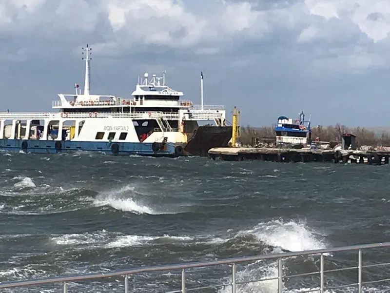 Çanakkale'de hareketli saatler: Fırtınanın sürüklediği feribot karaya ...