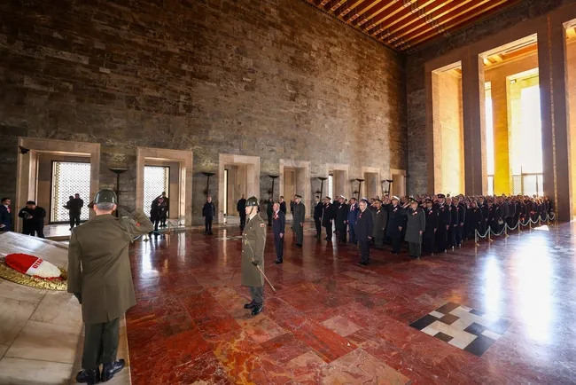 oyaktan-65inci-kurulus-yil-donumunde-anitkabire-ziyaret-1772516435797.jpg OYAK’tan 65’inci kuruluş yıl dönümünde Anıtkabir’e ziyaret