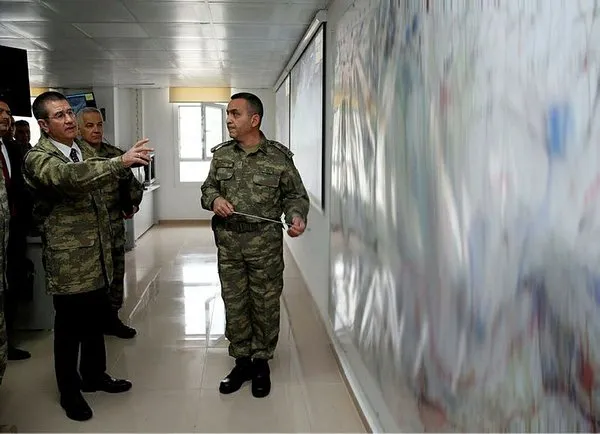 Milli Savunma Bakanı Nurettin Canikli sınır hattında