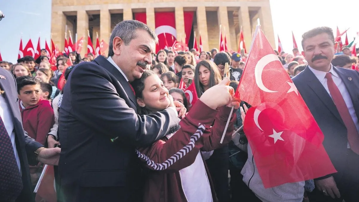 Bakan Tekin miniklerle Anıtkabir’i ziyaret etti Bakan Tekin miniklerle Anıtkabir’i ziyaret etti