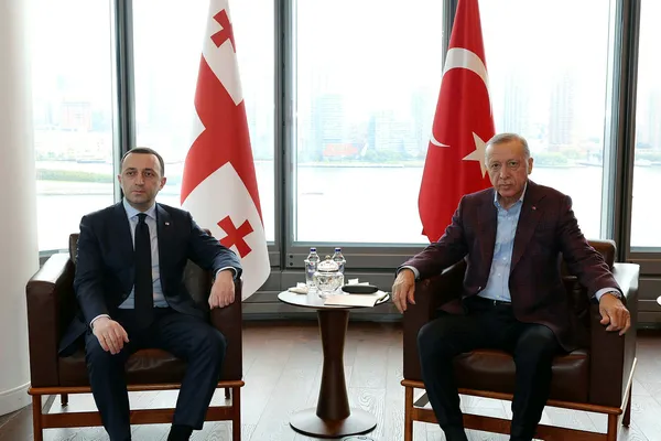 baskan-erdogan-gurcistan-basbakani-garibashvili-ile-gorustu-orta-koridor-ve-ticaret-hacmi-vurgusu-1694983943155.jpg Başkan Erdoğan Gürcistan Başbakanı Garibashvili ile görüştü: Orta Koridor ve Ticaret Hacmi Vurgusu