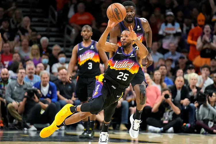 nbade-celtics-ve-suns-kazanmaya-devam-ediyor-lakers-icin-tehlike-canlari-1648453132760.jpg