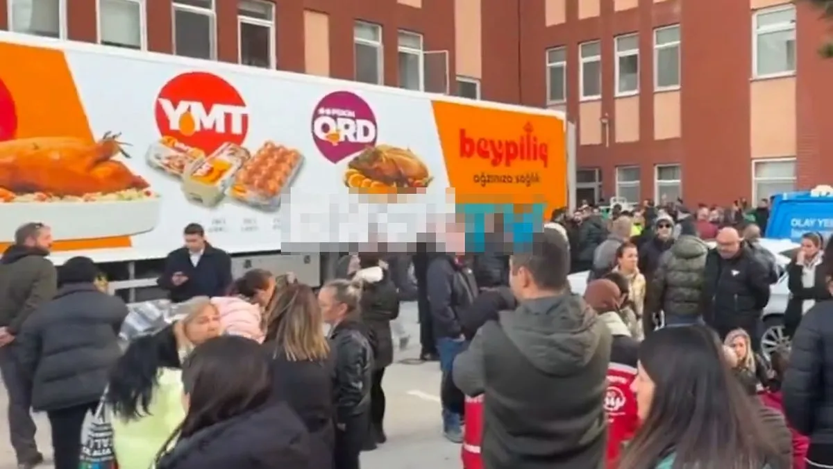 Bolu Belediyesi'nden büyük skandal: Yangın faciasında hayatını kaybedenlerin bedenlerini tavuk reklamı kaplı TIR'a koydular