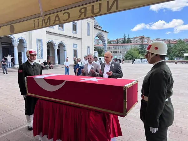 kktcde-hayatini-kaybeden-astsubay-kidemli-ustcavus-gokhan-yucel-dualarla-topraga-verildi-1784381026255.jpg