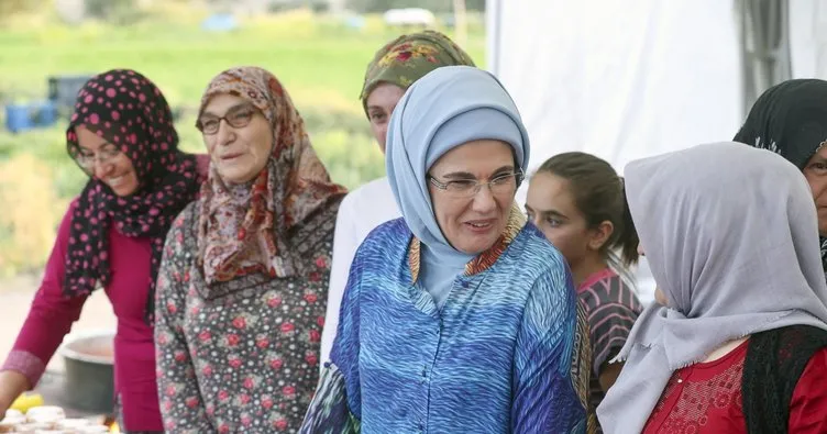 Emine Erdoğan, Ayaş’ta çiftçi kadınlarla tarladan domates topladı, kışlık menemen yaptı