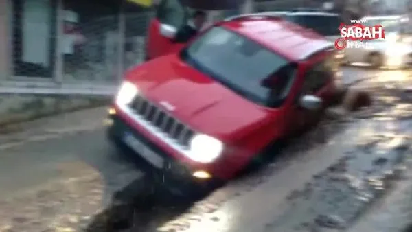 Otomobiller sağanak yağmur nedeniyle oluşan çukura düştü | Video