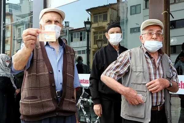 65 yaş üstü sokağa çıkma yasağı hakkında son dakika gelişmesi! Belirli saatlerde sokağa çıkma yasağı kararları peş peşe geliyor...