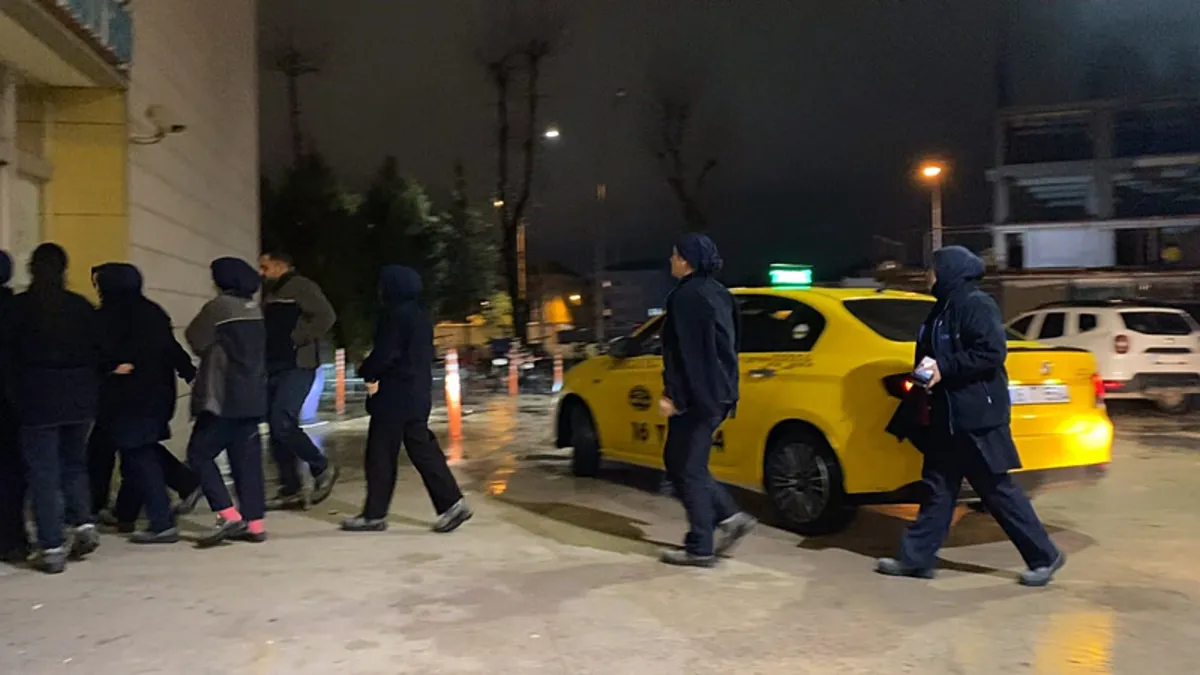 Bursa’da işçiler yemekten zehirlendi: 20 kişi hastaneye kaldırıldı Bursa’da işçiler yemekten zehirlendi: 20 kişi hastaneye kaldırıldı