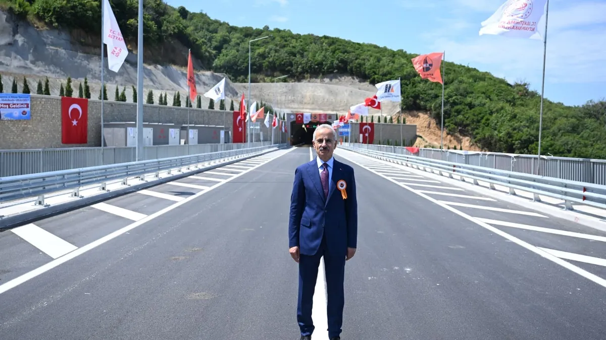 Bakan Uraloğlu duyurdu: Yalova-Armutlu yolu hizmete açıldı! Bir saatlik yol yarım saate düştü Bakan Uraloğlu duyurdu: Yalova-Armutlu yolu hizmete açıldı! Bir saatlik yol yarım saate düştü