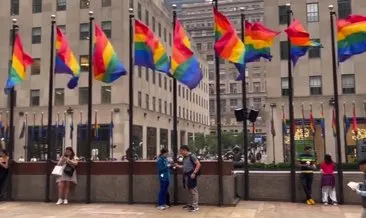 LGBT terörüne çanak tuttular: ABD’de Rockefeller Center, BM üyesi ülkelerin yerine LGBT bayrağı astı