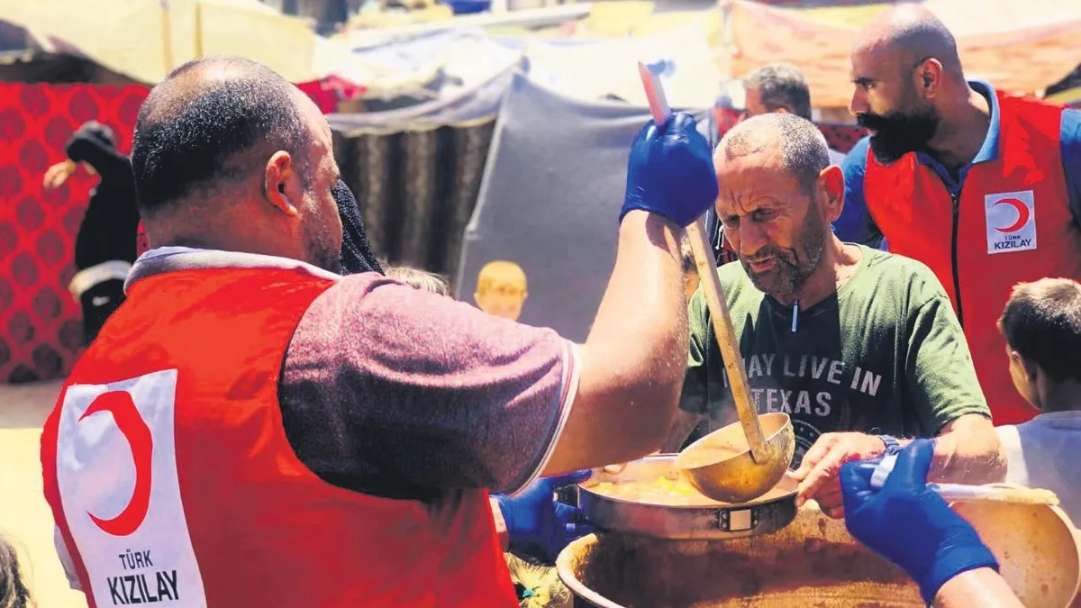 Kazanlar enkaz odunlarıyla kaynıyor