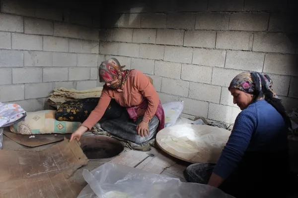 igdirli-kadinlar-depremzedelere-200-bin-tandir-ekmegi-gonderdi-1676035960017.jpg