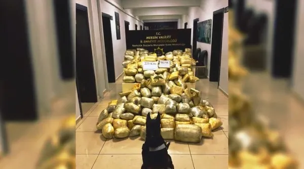 mersin-ve-erzurumda-uyusturucu-operasyonu-224-kg-metamfetamin-223-kg-skunk-ele-gecirildi-1764224832742.jpg