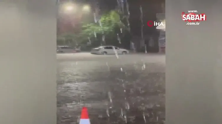 Kuvvetli yağışlar derelerin debisini artırdı, caddeler göle döndü | Video