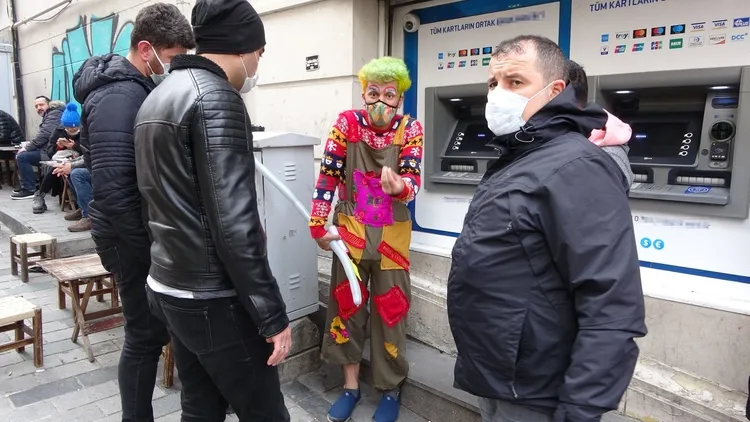 Taksim'de palyaço kılığında turistlerle fotoğraf çekilip parayı az bulunca tehdit eden şahıs yakalandı - 4