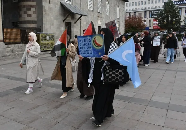 saglik-calisanlari-154-haftadir-gazze-icin-yuruyor-1792851877889.jpg