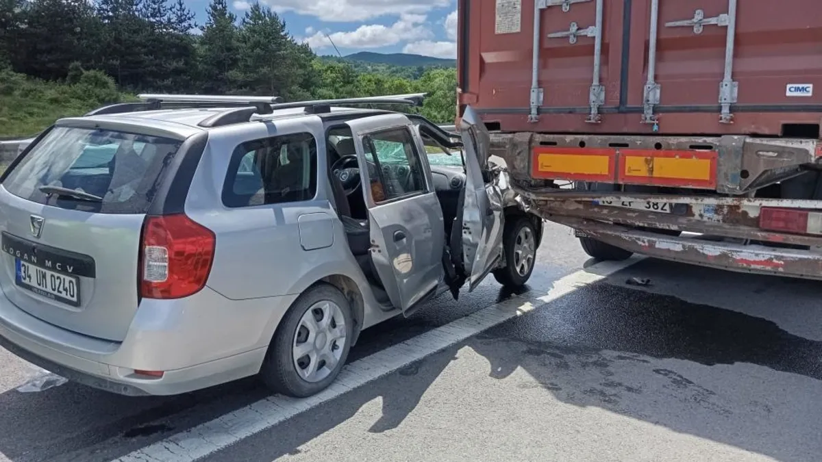 TEM Otoyolu'nda otomobil tırın dorsesine çarptı: Yaralılar var