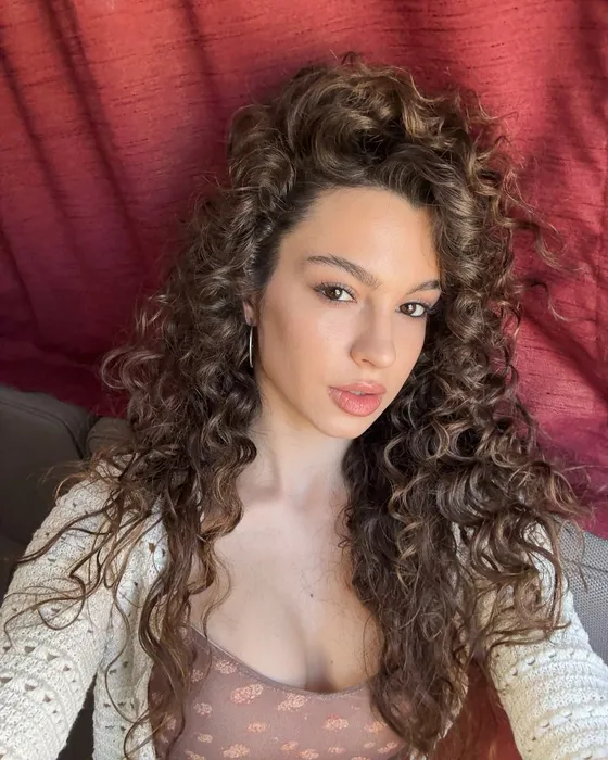 Çocukluk halini gören inanamıyor! Bu minik kız şimdi Türkiye’nin en başarılı oyuncularından...