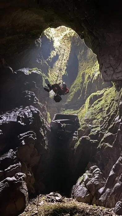 Mağarada 50 metre derinlikte bulundu: Ekipler şoke oldu… Meğer senelerdir oradaymış!