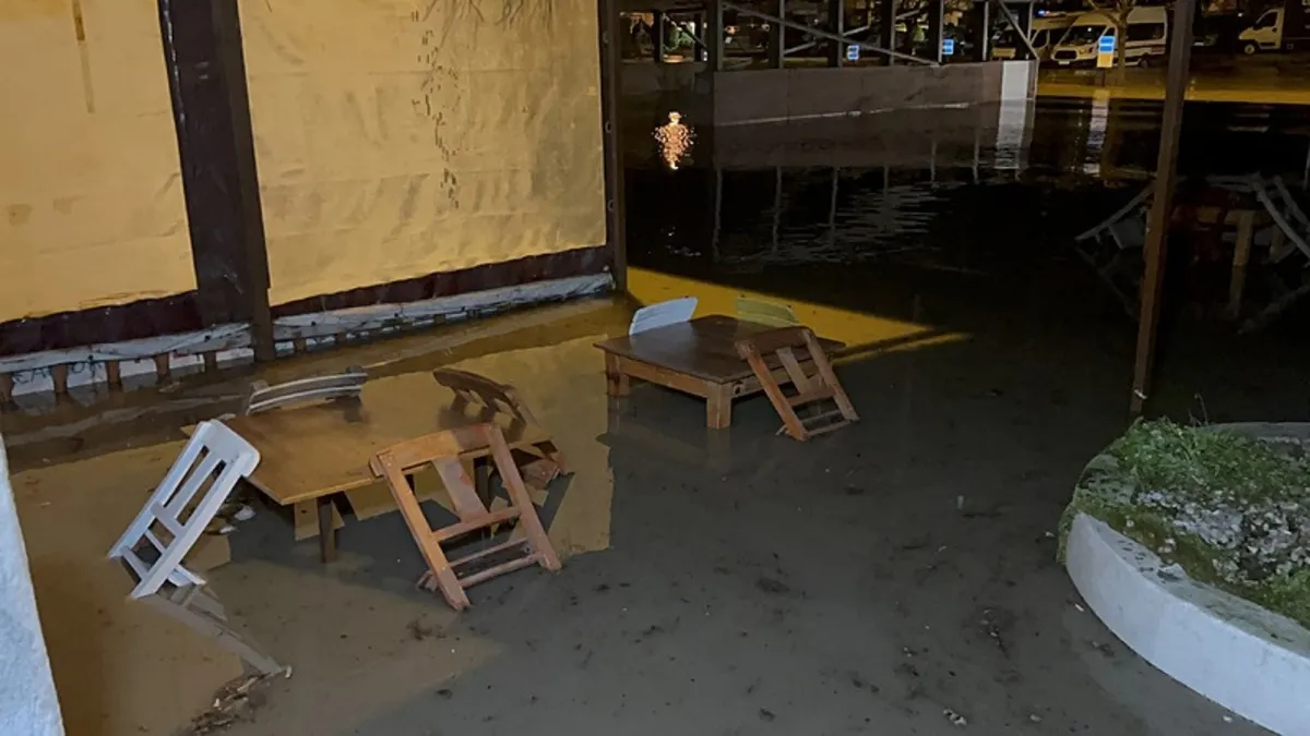 Çanakkale’de sağanak: Sarıçay taştı, iş yerleri sular altında kaldı Çanakkale’de sağanak: Sarıçay taştı, iş yerleri sular altında kaldı