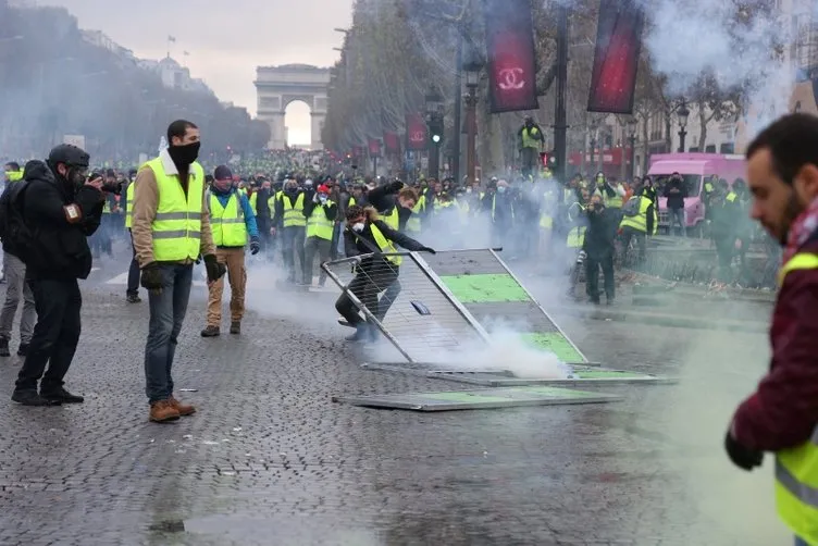 Fransa'da akaryakıt zammı protestoları sürüyor