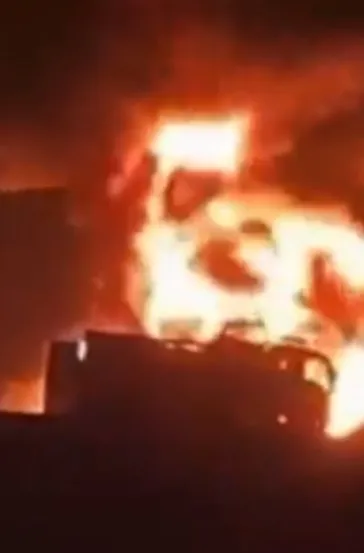 Hintli umrecileri taşıyan otobüs tankerle çarpıştı!