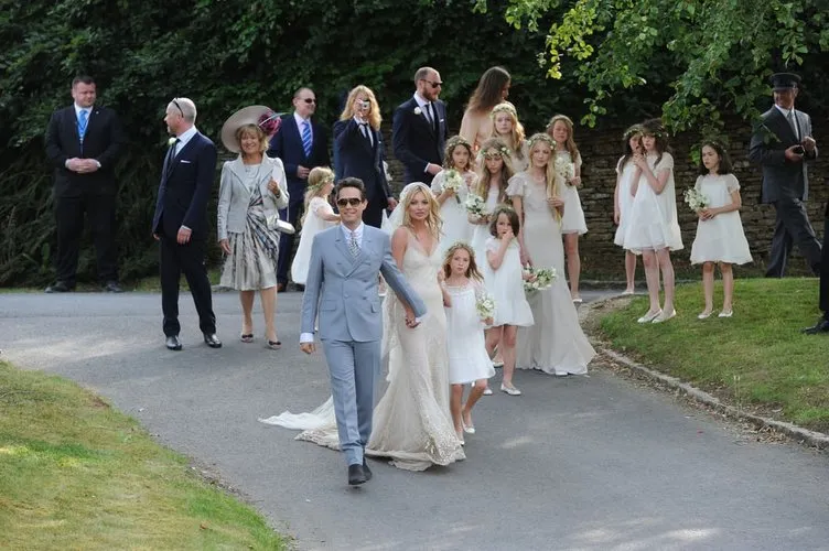 Kate Moss’un düğün fotoğrafları başına bela oldu