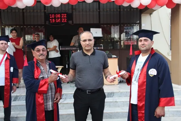 baba-ogul-birlikte-liseden-diploma-aldi-sirada-universite-var-1655196258978.jpg