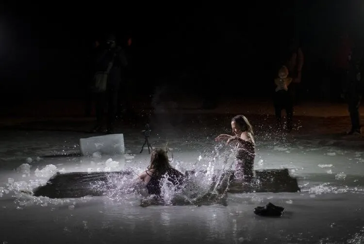 Dünya Putin'in bu fotoğraflarını konuşuyor! Eksi 20 derece olan suya girdi